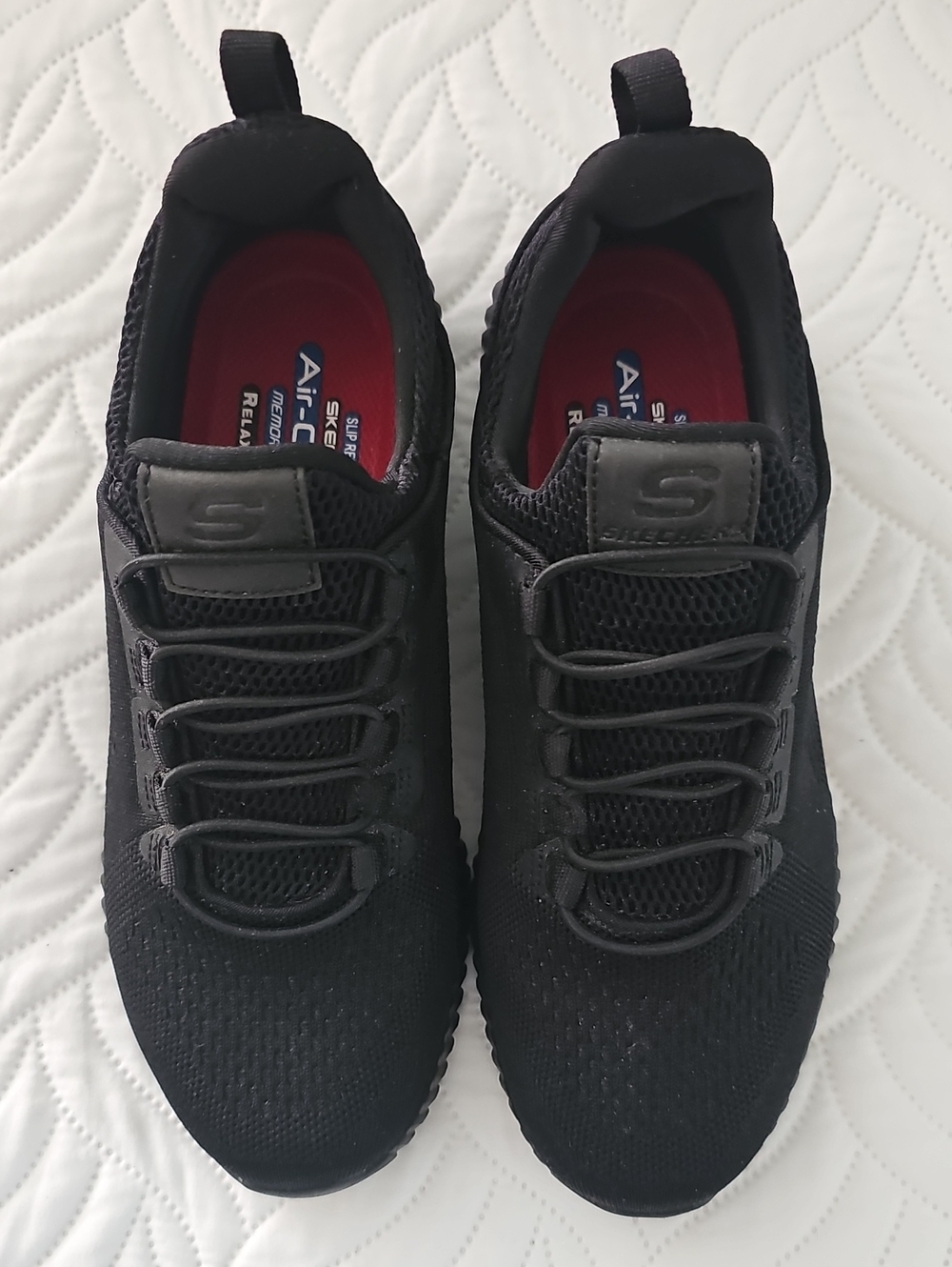 NWOT SZ 7 Skechers Men's Black Knit Slip-On Slip Resistant Sneakers Air Cooled